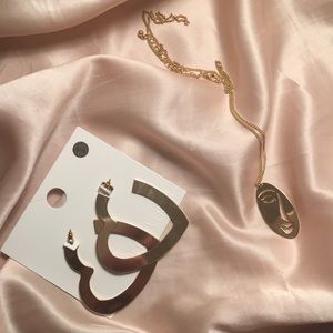 BUNDLE! Heart earrings & abstract face necklace 🌸
